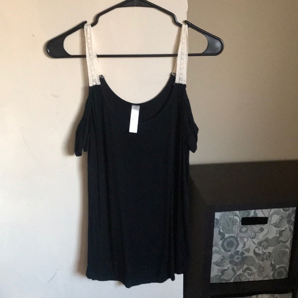 Shoulder cutout blouse - Picture 1 of 1